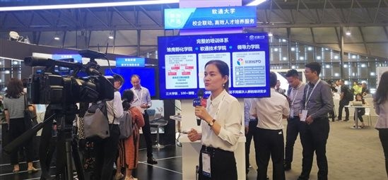 “云”开见日，，，，，，“AI”生花，，，，，，99499威尼斯动力携五大主题亮相华为HC大会